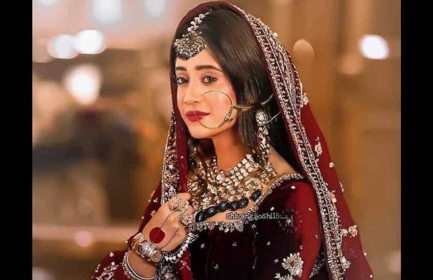 बड़ी सी नथ पहने शिवांगी जोशी इसमें पहाड़ी दुल्हन की तरह नजर आई थीं।