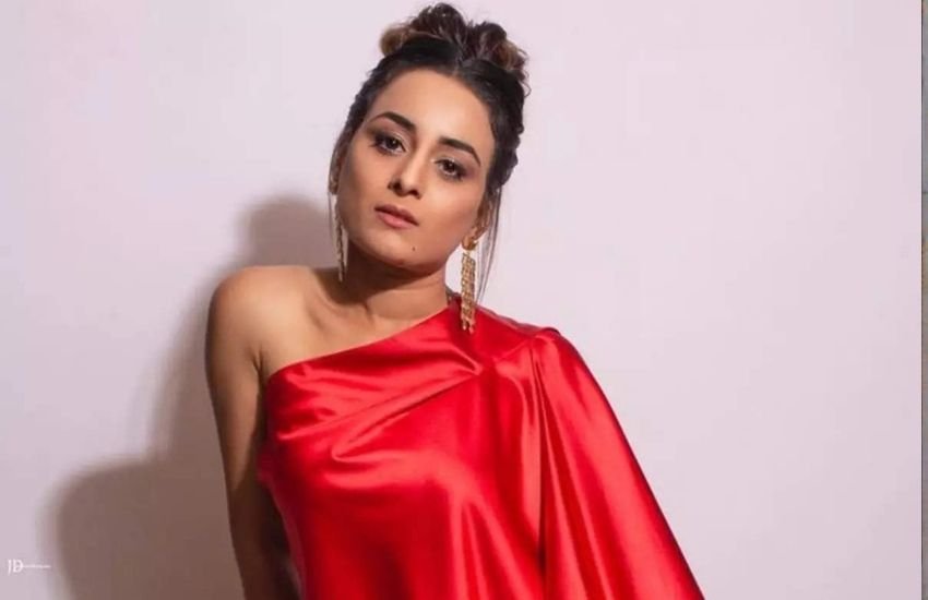 साथ निभाना साथिया 2 की एक्ट्रेस स्नेहा जैन ने भी ई-टाइम्स के साथ बातचीत में साउथ के एक डायरेक्टर के गंदी सोच की जानकारी दी थी। रोल के बदले उन्हें हैदराबाद में फिल्म के डायरेक्टर के साथ पूरे दिन रहने को कहा गया था और कहा गया था उस दिन डायरेक्टर जो कहेगा करना होगा। Photos: Social Media