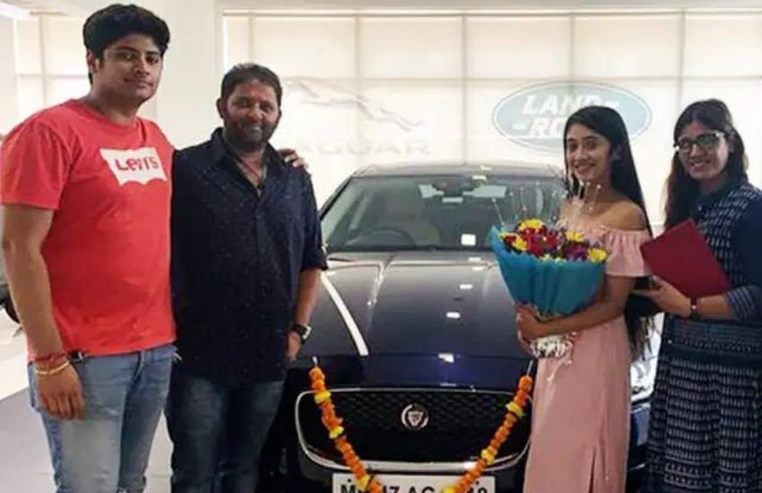 शिवांगी जोशी के पाए करीब 50 लाख की Jaguar कार है।