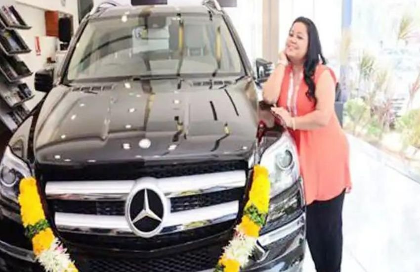 कॉमेडियन भारती सिंह एक काले रंग की Mercedes और एक Audi Q5 की मालकिन हैं।