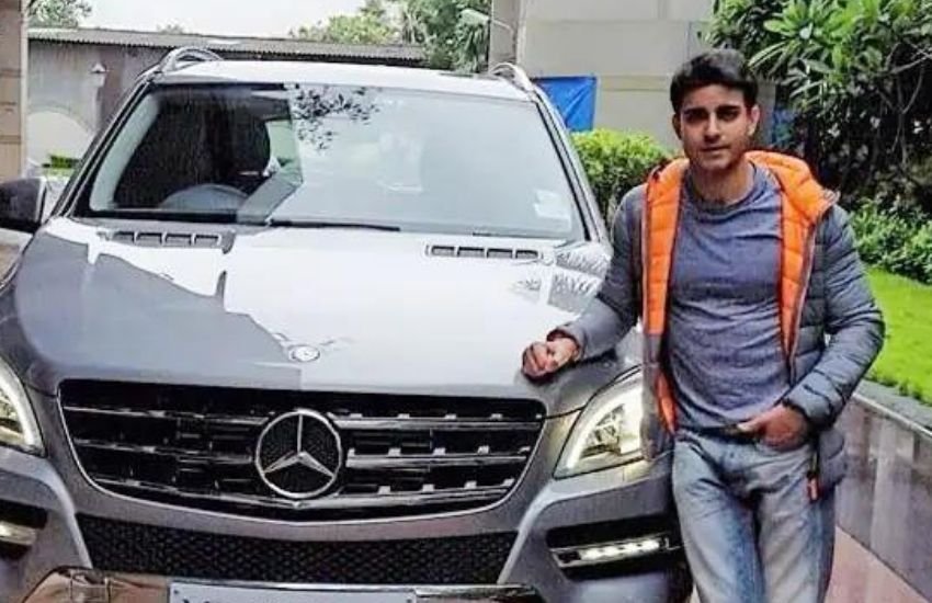 टीवी स्टार गौतम रोडे के पास अपनी Mercedes कार है।