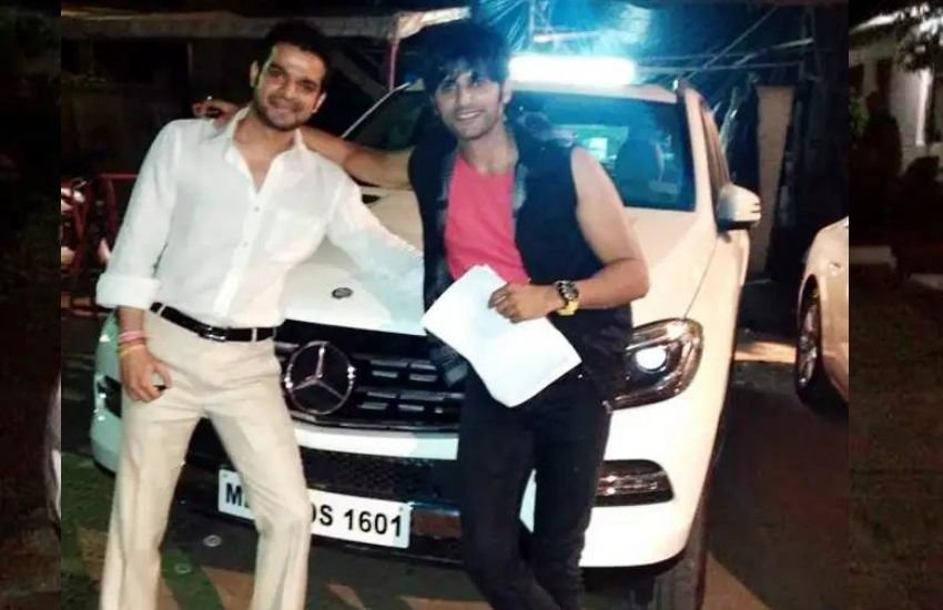 करण पटेल के पास अपनी Mercedes Benz है।