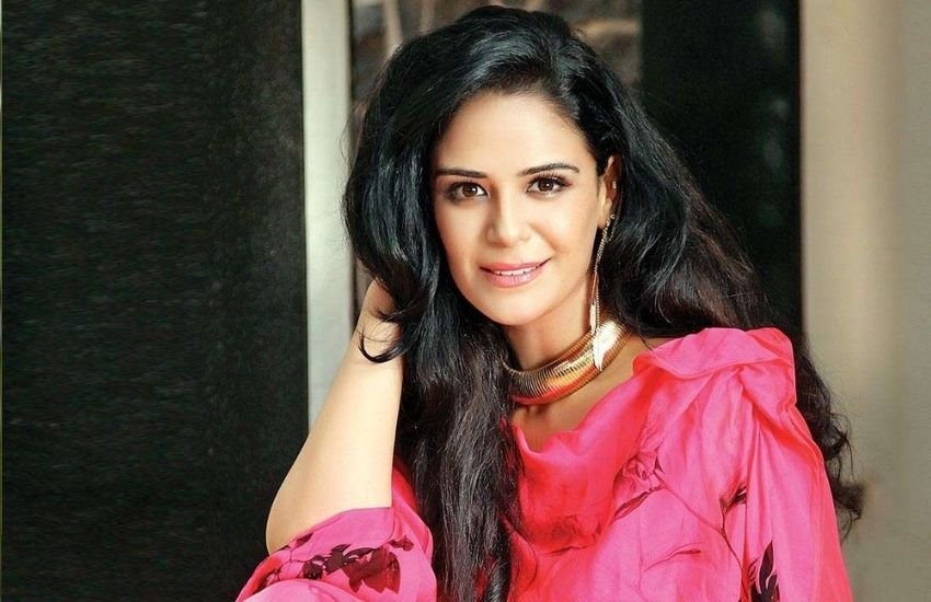 मोना को अनुपमा का मेन लीड रोल ऑफर हुआ था, लेकिन उन्होंने ये शो नहीं किया। इसके बाद इस लीड रोल के लिए रूपाली गांगुली को चुना गया।