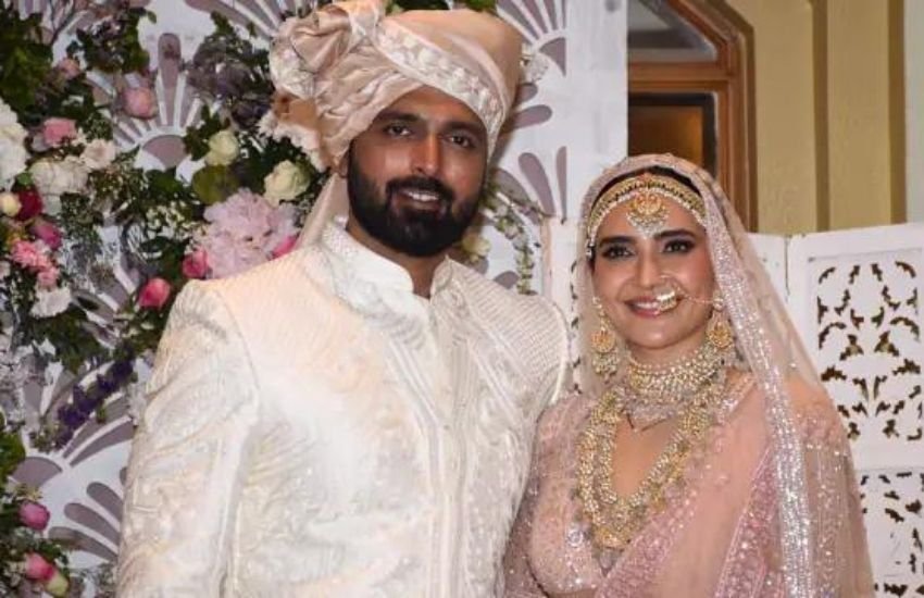 करिश्मा तन्ना ने कुछ दिन पहले ही अपने बिजनेसमैन बॉयफ्रेंड वरुण बंगेरा से शादी की है। वरुण का दुबई में बिजनेस है।