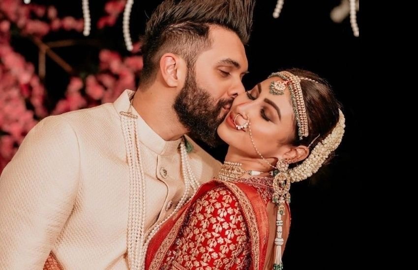 नागिन फेम मौनी रॉय ने हाल ही में दुबई बेस्ड अपने दोस्त सूरज नंबियार से शादी की है। मौनी के हसबैंड बिजनेसमैन हैं।