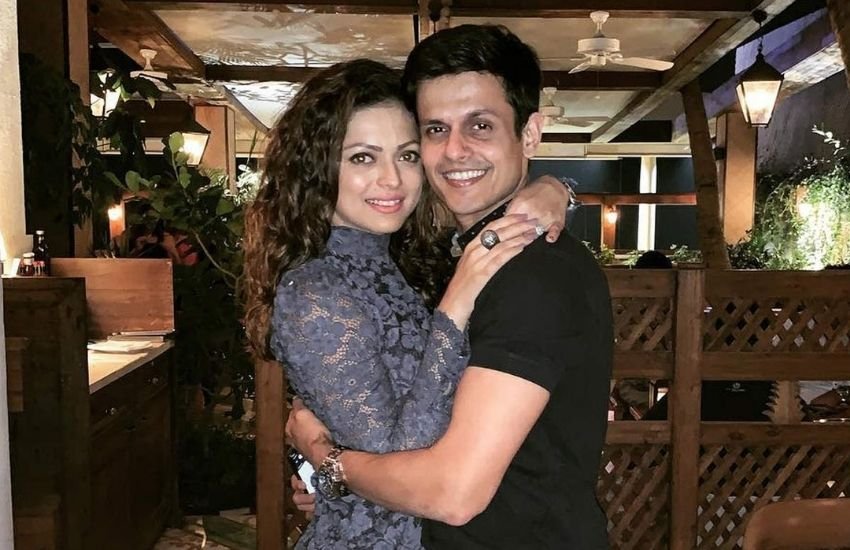 दृष्टि धामी ने बिजनेसमैन नीरज खेमका से शादी की है।