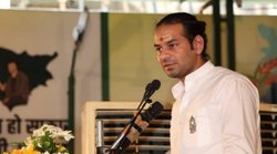 तेज प्रताप यादव बोले- नीतीश चाचा दारू बंदी के बाद रजनीगंधा तुलसी भी बंद कर दीजिए, लोग बोले- गर्दा उड़ा दिए भैया