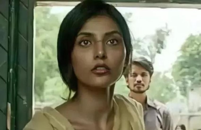 गुड्डू और बबलू की बहन डिम्पी यानि हर्षिता वैसे तो मिर्जापुर सीजन 1 का भी हिस्सा थीं, लेकिन सीजन 2 में भी वह अपनी एक्टिंग के बल पर पहचान बना चुकी हैं।