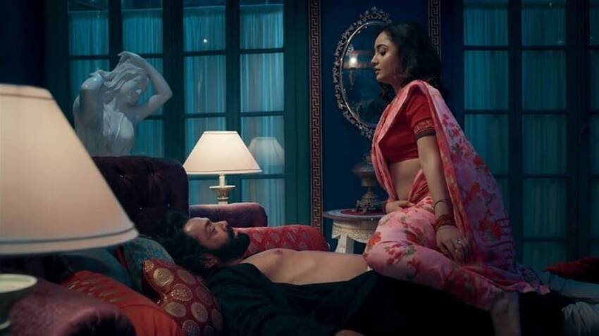बॉबी देओल के साथ भी उनके कई बेड सीन फिल्माए गए हैं। त्रिधा ने एक इंटरव्यू में बताया था कि बॉबी के साथ इंटिमेट सीन से पहले वह तकिये के साथ प्रैक्टिस किया करती थीं।