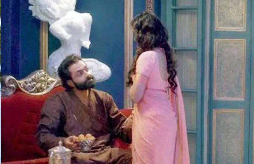 त्रिधा चौधरी को भले ही आश्रम में बॉबी देओल के साथ इंटीमेट सीन देने के कारण ज्यादा हाईलाइट किया गया, लेकिन वह आश्रम से पहले भी बोल्ड सीन दे चुकी थीं।