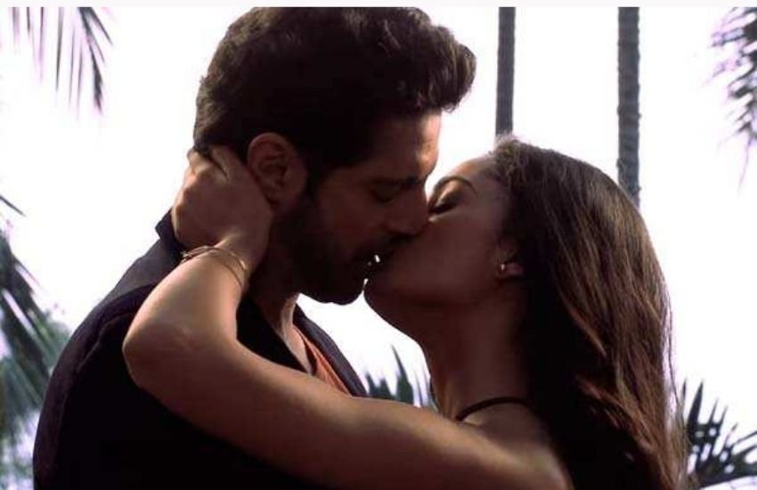 त्रिधा चौधरी ने स्पॉटलाइट में आश्रम की तरह ही कई बोल्ड सीन दिए थे।