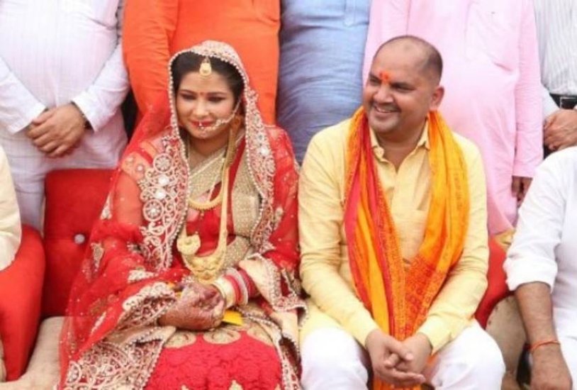भारतीय जनता पार्टी के टिकट पर गोसाईगंज से पूर्व विधायक खब्बू तिवारी की पत्नी आरती तिवारी चुनाव लड़ रही हैं।
