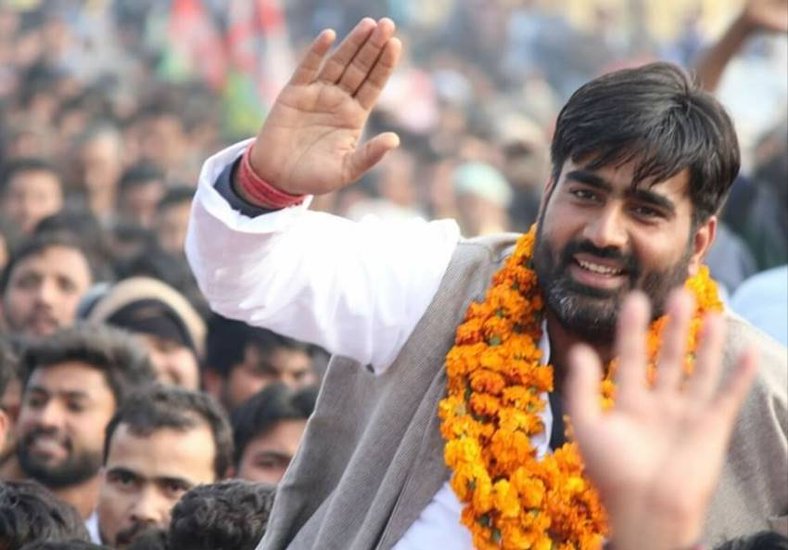 समाजवादी पार्टी के प्रत्याशी अतुल प्रधान सबसे दागी नेता हैं। सपा ने अतुल प्रधान को मेरठ की सरधना सीट से उम्मीदवार बनाया है। अतुल प्रधान पर कुल 38 मामले दर्ज हैं। इनमे दंगा भड़काने, से लेकर हत्या की कोशिश जैसे गंभीर मामले शामिल हैं।