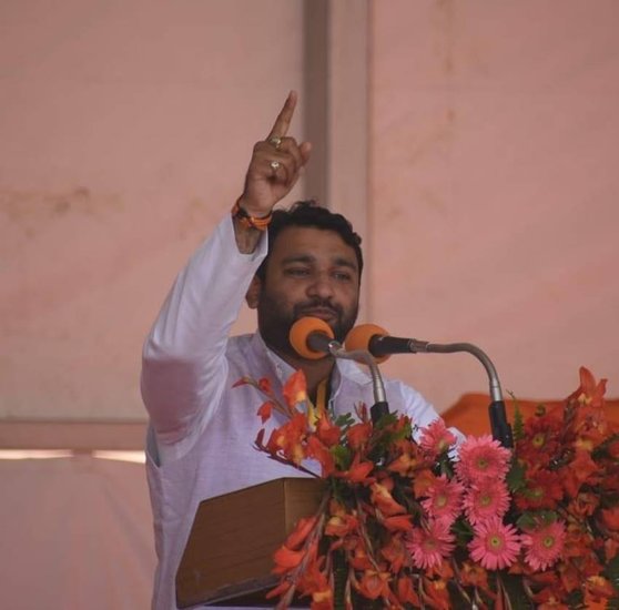 शाहजहांपुर की कटरा विधानसभा सीट से बीजेपी के टिकट पर चुनाव लड़ रहे वीर विक्रम सिंह ने बेल्जियम और फ्रांस से उच्च शिक्षा प्राप्त की है।