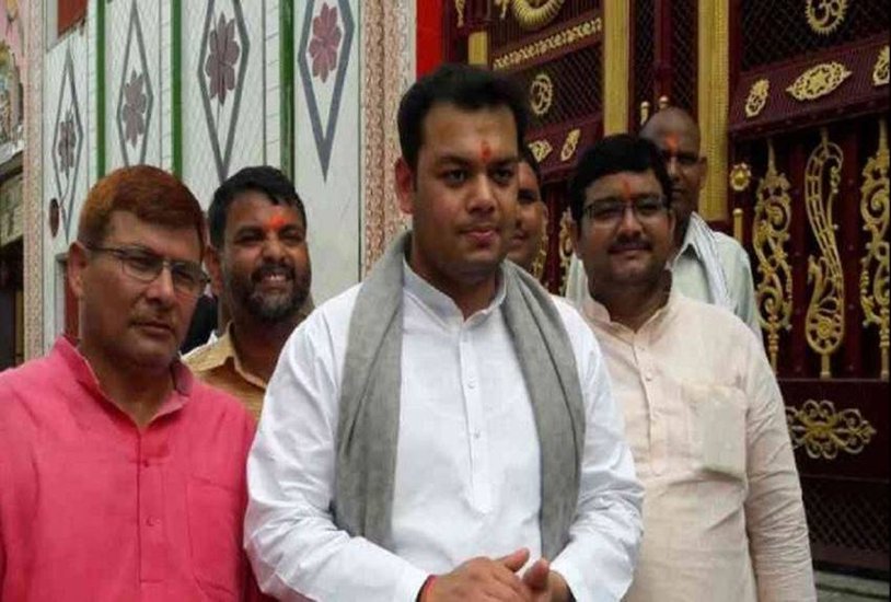 दिवंगत कल्याण सिंह के पोते और योगी सरकार में मंत्री रहे बीजेपी नेता संदीप सिंह ने यूके की लीड्स बेकेट यूनिवर्सिटी से एमए इन पब्लिक रिलेशन एंड स्ट्रेटेजिक कम्युनिकेशन में की है।
