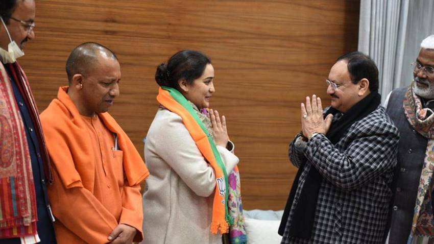 मुलायम सिंह यादव की छोटी बहू और बीजेपी नेता अपर्णा यादव में यूके की मैनचेस्टर यूनिवर्सिटी से पॉलिटिकल साइंस में पीजी किया है।
