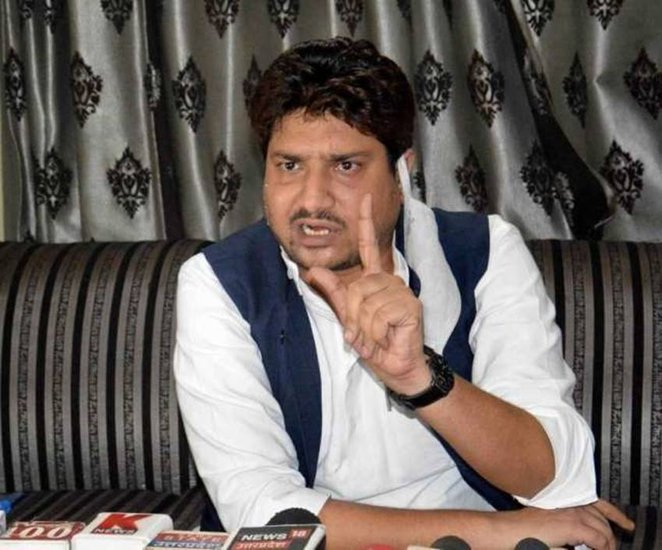 कैराना से समाजवादी पार्टी के विधायक और प्रत्याशी नाहिद हसन ने सिडनी के होम्स इंस्टीट्यूट से बैचलर ऑफ बिजनेस एडमिनिस्ट्रेशन की डिग्री ली है।