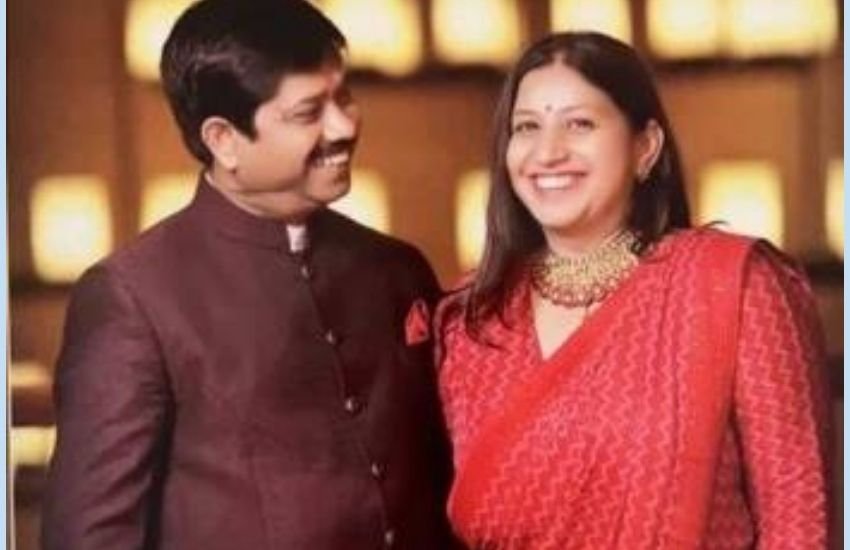 भाजपा प्रत्याशी नंद गोपाल गुप्ता ‘नंदी’ की पत्नी अभिलाषा गुप्ता के पास एक रायफल, एक पिस्टल और एक एसवीवीएल गन है।