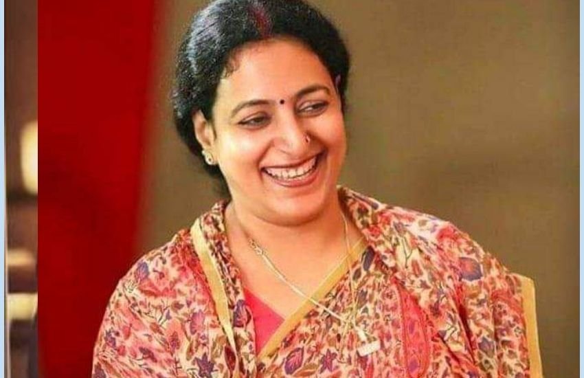 मेजा से भाजपा प्रत्याशी नीलम करवरिया पिस्टल रखती हैं।