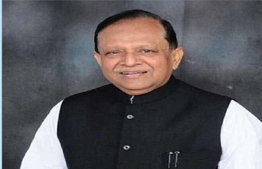 पट्टी सीट से भाजपा प्रत्याशी राजेंद्र प्रताप सिंह उर्फ मोती सिंह की पत्नी उर्मिला सिंह के पास रिवाल्वर, डीबीएल गन है।