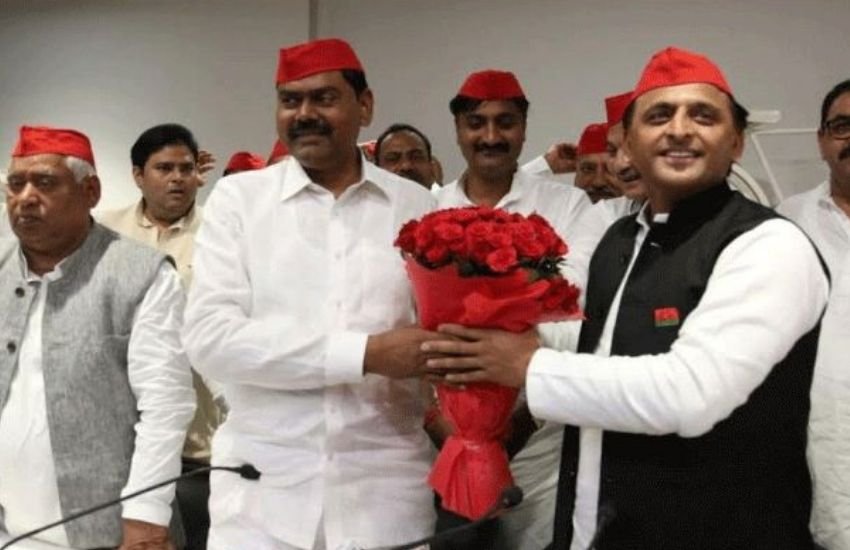 मंझनपुर सीट से सपा उम्मीदवार इंद्रजीत सरोज की पत्नी के पास भी रायफल और रिवाल्वर है। 