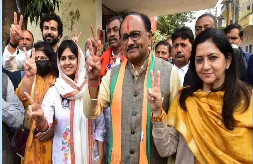 सोरांव से सपा उम्मीदवार गीता शास्त्री (पासी) रायफल और गन रखती हैं।