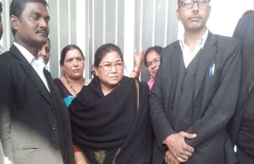 प्रतापपुर से सपा प्रत्याशी विजमा यादव रायफल और बंदूक रखती हैं।