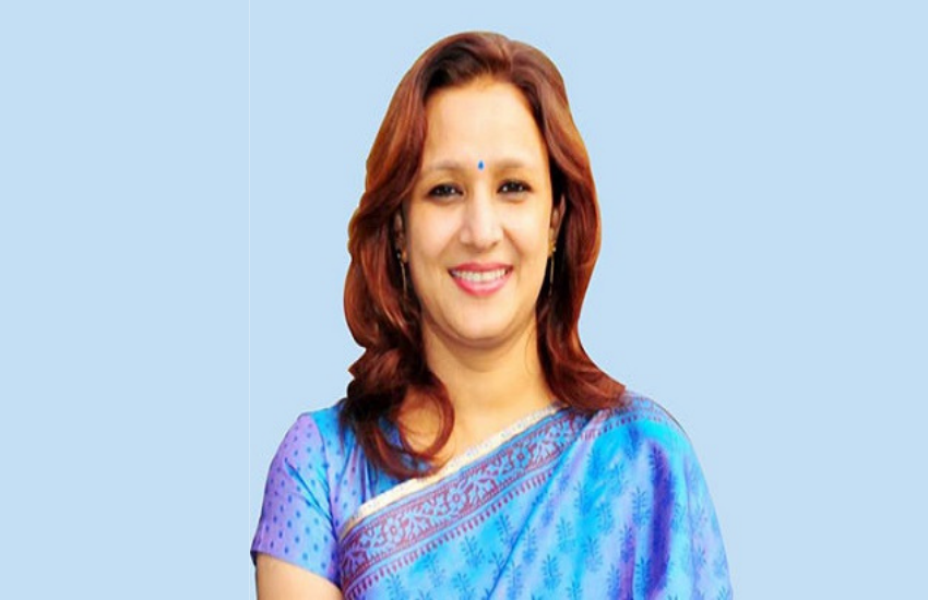 रामपुर खास सीट से कांग्रेस उम्मीदवार आराधना मिश्रा मोना के पास भी पिस्टल है। Photos: Social Media