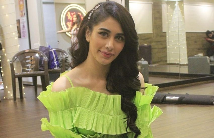 एक्ट्रेस वरीना हुसैन भी अप्रैल 2021 में सोशल मीडिया को हमेशा के लिए अलविदा कह दिया है। वरीना ने अपने सोशल मीडिया पर आखिरी पोस्ट में कहा था कि अब से उनका सोशल मीडिया अकाउंट उनकी टीम हैंडल करेगी।