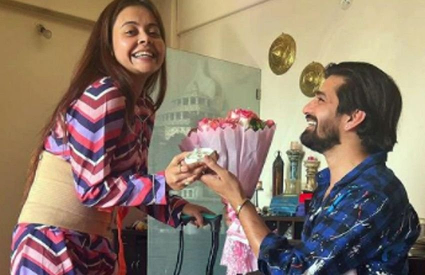 हाल ही में देवोलीना भट्टाचार्जी ने अपनी कुछ तस्वीरें शेयर की थं, जिसमें विशाल सिंह देवोलीना भट्टाचार्जी को प्रपोज करते नजर आ रहे थे। तस्वीरें देखकर फैंस को लगा कि देवोलीना भट्टाचार्जी की सगाई हो चुकी है। कुछ समय बाद ही देवोलीना भट्टाचार्जी ने एक वीडियो शेयर करके एक चौंकाने वाला खुलासा किया। देवोलीना भट्टाचार्जी ने बताया, वो और विशाल सिंह जल्द ही इट्स ऑफिशियल नाम की एक म्यूजिक वीडियो में काम करेंगी। अपने गाने का ऐलान करने के लिए देवोलीना भट्टाचार्जी ने झूठी सगाई का नाटक रचा था। Photos: Social Media