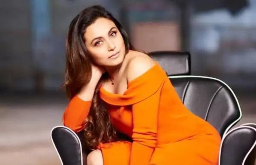 एक्ट्रेस रानी मुखर्जी और उनके पति आदित्य चोपड़ा भी सोशल मीडिया से दूर हैं। रानी के सोशल मीडिया पर कई फैन पेज हैं।रानी का कोई ऑफिशियल अकाउंट तक नहीं है।