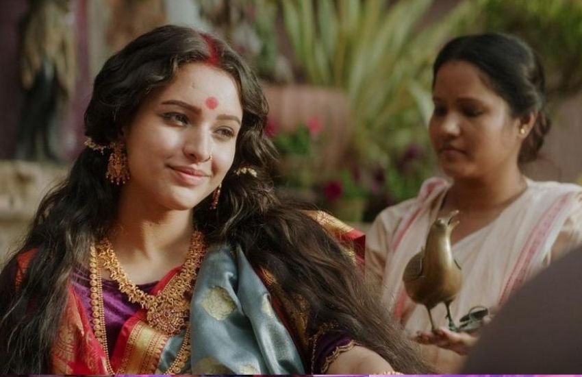 नेटफ्लिक्स पर आई ‘बुलबुल’ उन महिलाओं पर बनी है जो घरेलू हिंसा के खिलाफ खड़ी होती हैं। हालांकि ये एक हॉरर फिक्शन पर बनी वो सीरीज है जो समाज का काला सच दिखाती है।1881 के बंगाल की पृष्ठभूमि पर आधारित इस कहानी का केंद्र बुलबुल है, जो 6 साल की छोटी सी उम्र में जमींदार परिवार के बड़े बेटे से ब्याह दी जाती है, पर वो अपने हमउम्र देवर सत्या से आकर्षित होती है, थोड़े दिनों में सत्या पढ़ाई के लिए लंदन चला जाता है। 20 साल बाद जब सत्या वापस लौटता है तो परिवार की पूरी स्थिति बदल चुकी है।बड़ा भाई हवेली छोड़ कर जा चुका है तो दूसरे की हत्या हो चुकी है। बुलबुल ठकुराइन बन चुकी हाेती है। रहस्मयी हत्या, चुड़ैल जैसे ट्विस्ट भी देखने को सीरीज में मिलेंगे।