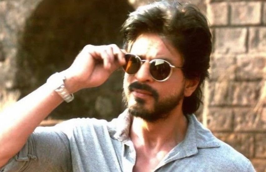 ओटी से दूर रहने वालों में शाहरुख खान भी हैं। हाल ही में शाहरुख खान का 'साल्ट एंड पिपर' लुक खूब वायरल हुआ। कहा जात सरहा था कि ये उनकी नई वेब सीरीज का लुक है, पर ये एडिटेड फोटो थी।