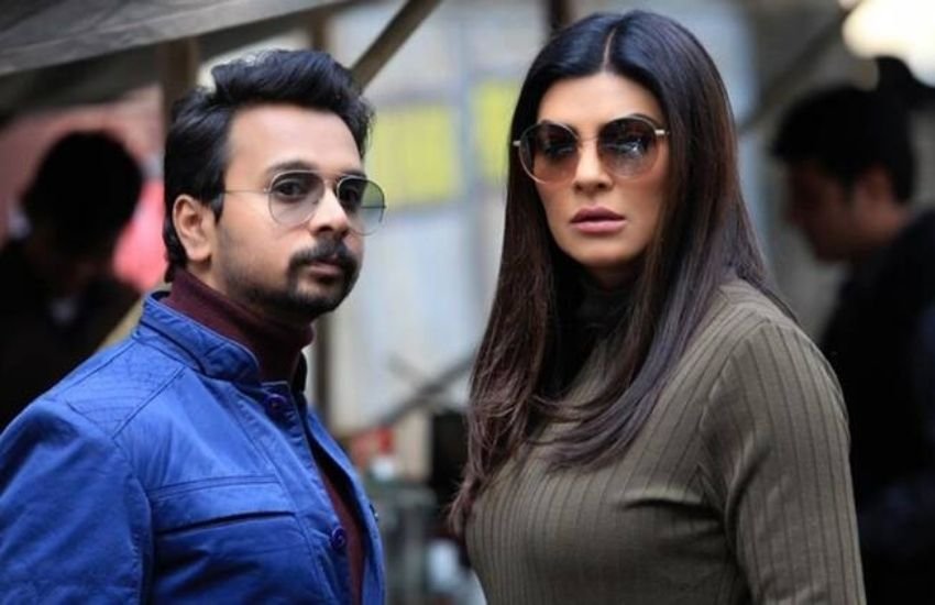 डिज्नी प्लस हॉटस्टार पर सुष्मिता सेन की आर्या डज़ वेब सीरीज ‘पोनाज़ा’ पर बेस्ड क्राइम ड्रामा है। इस सीरीज में तमाम औरतों की दास्तां है जो पति के आकस्मिक मौत के बाद विपरित परिस्थितियों का सामना करती हैं। इसमें दिखाया गया है कि कैसे पति की हत्या के बाद आर्या बच्चों की सुरक्षा के लिए मजबूरन परिवार के गैर कानूनी धंधे में उतरती है और वहां उसे दुश्मनों के साथ ही अपने करीबियों के चालबाजी का भी शिकार होती है।