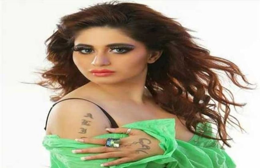 बॉलीवुड एक्ट्रेस अलीशा खान ने अपने पति लव कपूर पर भी धोखा देने का आरोप लगाया था। एक्‍ट्रेस का आरोप था कि उनके पति उनकी अश्लील वीडियो बनाकर दोस्तों के साथ मिलकर उन्हें ब्लैकमेल कर रहे थे। गाजियाबाद में एक्ट्रेस ने केस किया है। 