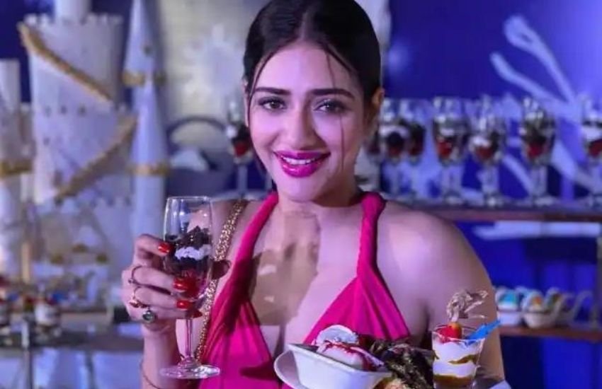 नुसरत जहां ने निखिली जैन से शादी की थी, लेकिन बाद में इस शादी को इललीगल बताया था। नुसरत और निखिल अब अलग हो चुके हैं और नुसरत अब यशदास गुप्ता के साथ रिलेशन में हैं।