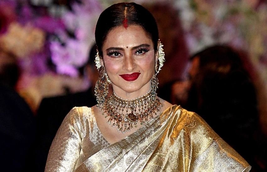 एक्ट्रेस रेखा ने भी कभी सोशल मीडिया की तरफ रुख नहीं किया।