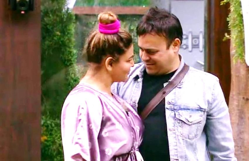 राखी सांवत भी अपने पति रितेश सिंह से अलग होने जानकारी सोशल मीडिया पर दे दी है। राखी ने बिग बॉस में बताया था कि उनकी शादी लीगल नहीं है, क्योंकि रितेश पहले से शादीशुदा है और इस बात की जानकारी उन्हें बाद में हुई थी।