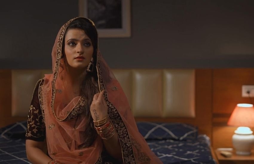 'सील 2 न्यूली मैरिड कपल की कहानी के इर्दगिर्द घूमती है। वेब सीरीज में आयशा कपूर और करण लीड रोल में हैं और ये ओटीटी की सबसे बोल्ड फिल्मों में शुमार है।