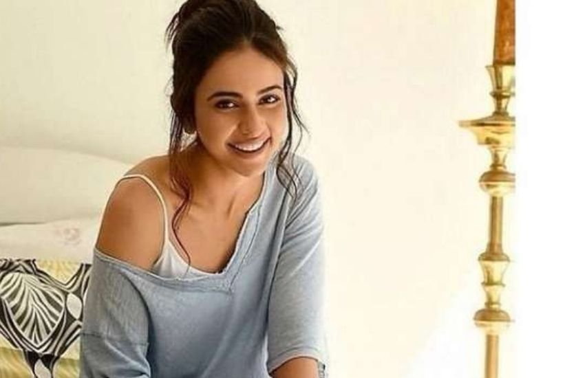 रकुल प्रीत सिंह ने दिल्ली यूनिवर्सिटी के जीसस एंड मैरी कॉलेज से मैथ में ऑनर्स की डिग्री हासिल की है। रकुल की स्कूलिंग दिल्ली में आर्मी पब्लिक स्कूल से हुई है।