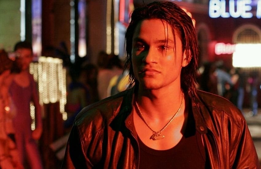 साल 2005 आई एक्शन फिल्म कलयुग अपने बोल्ड कंटेंट के कारण ए कटैगरी में रखी गई थी। जिसमें कुणाल खेमू, इमरान हाशमी, स्माइली सूरी, दीपल शॉ, अमृता सिंह और आशुतोष राणा भी थे।