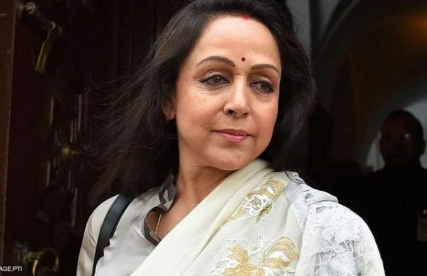 बीजेपी सांसद हेमा मालिनी बलिया में जनसभा में बसंती की इज्जत रखने की अपील कर आईं।