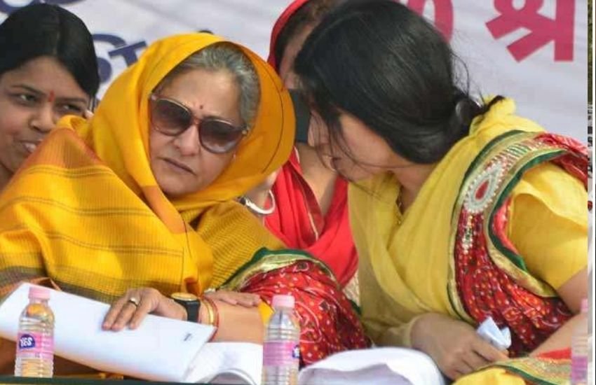 डिंपल यादव के साथ जया बच्चन महिला सपा प्रत्याशी के लिए जनसभा में नजर आईं। जया खुद को यूपी की बड़ी बहू और डिंपल को छोटी बहू बताया।