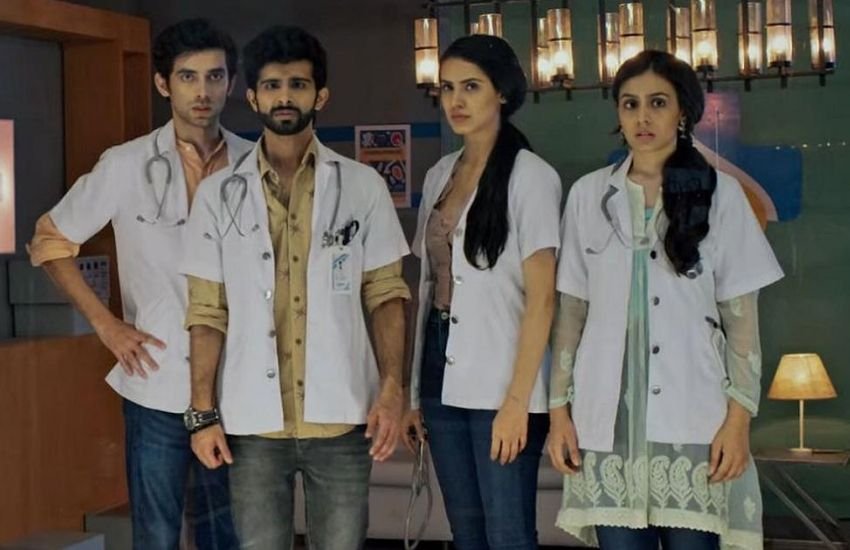 लव, स्कैंडल और डॉक्टर्स की कहानी एलएसडी में प्यार, सस्पेंस, दोस्ती, बदला और बोल्डनेस का मिश्रण हैं। कहानी की बात करें तो 5 मेडिकल इंटर्न एक स्कैंडल में फंस जाते हैं। इन पर एक मरीज की हत्या का आरोप लगता है। फिल्म में खूब बोल्ड सीन दिखाए गए हैं। Photos: Social Media