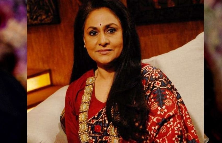 एक्ट्रेस और पॉलिटिशियन होने के बाद भी जया बच्चन सोशल मीडिया से दूर रहती हैं, जबकि अमिताभ रोज ही सोशल मीडिया पर कुछ न कुछ अपडेट करते रहते हैं।