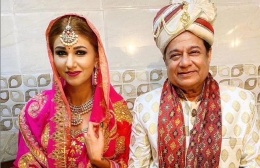 अनूप जलोटा और जसलीन मथारू ने गर्लफ्रेंड और बॉयफ्रेंड के तौर पर बिग बॉस के घर में एंट्री मारी थी, दोनों की कई तस्वीरें भी वायरल हुईं थीं , जिसमें अनूप जलोटा और जसलीन मथारू दूल्हा-दुल्हन के रूप में नजर आए थे। तस्वीर सामने आने के बाद लोगों को लगने लगा था कि अनूप जलोटा और जसलीन मथारू ने शादी कर ली। बाद में पता चला कि अनूप जलोटा और जसलीन मथारू ने फिल्म के एक सीन के लिए इतनी तैयारी की थी और ये बिग बॉस में आने के लिए एक प्रोपेगेंडा भी था।