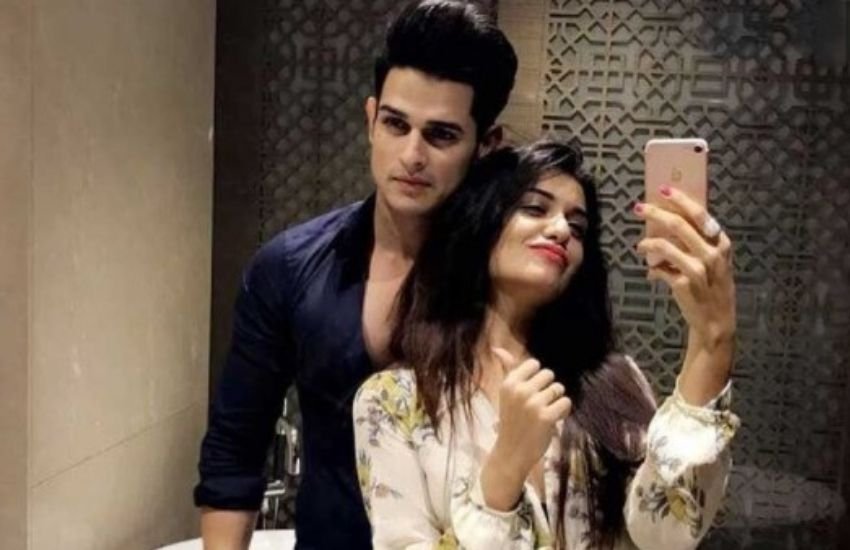 बिग बॉस में प्रियांक शर्मा जब बेनफ्शा सूनावाला के करीब दिखे तो प्रियांक शर्मा की इस हरकत से उनकी गर्लफ्रेंड दिव्या अग्रवाल नाराज हो गईं। दिव्या ने बिना देर किए ‘बिग बॉस 11’ के घर में एंट्री की। घर में आते ही दिव्या अग्रवाल ने प्रियांक शर्मा से ब्रेकअप कर लिया था। ब्रेकअप की बात सुनते ही प्रियांक शर्मा फूटफूटकर रोए थे और दोनों की लव स्टोरी का एंड हो गया।