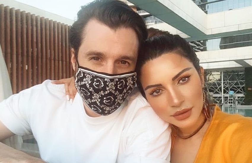 बता दें कि साल 2020 के सितंबर महीने में शादी के बंधन में बंधने वाली थीं, लेकिन कोरोना की वजह से सब बंद हो गया। इस वजह से उनकी वेडिंग सेरेमनी पोस्टपोन हो गई।