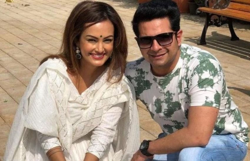 निशा रावल और करण मेहरा के बीच के रिश्ते का बेहद विभत्स रूप तब सामने आया था जब निशा माथे पर चोट के साथ मीडिया से रूबरू हुई थीं और करण पर शारीरिक और मानसिक शेषण का आरोप लगाते हुए केस कर दिया था।