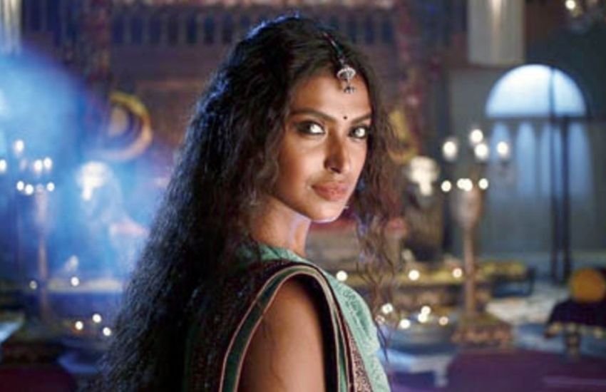 एकता कपूर की ऑल्ट बालाजी और जी5 पर स्ट्रीम होने वाली वेब सीरीज ‘पौरुषपुर’ में बोल्ड और कामुक सीन की भरमार है। दरअसल ये एक ओरिजन पीरियड ड्रामा है। शिल्पा शिंदे, अन्नू कपूर और मिलिंद सोमन ने पर्दे पर एक अलग छवि पेश करने वाली इस सीरीज को IMDb ज्यादा मिली थी।